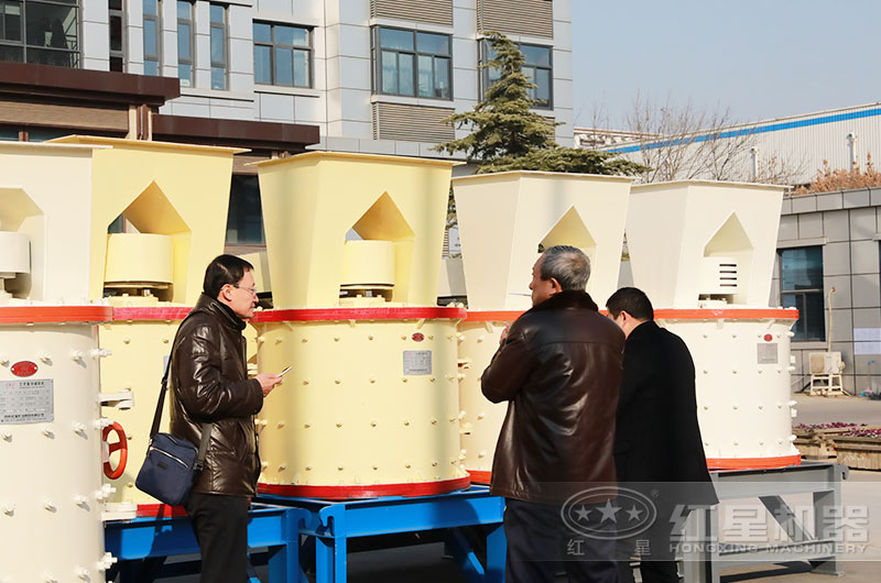 復(fù)合式粉碎機用戶參觀現(xiàn)場 復(fù)合式粉碎機用戶參觀現(xiàn)場