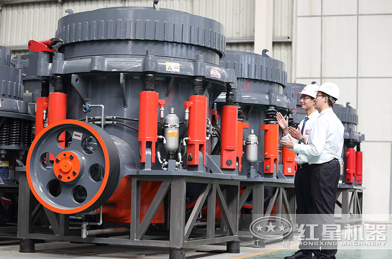 客戶到紅星廠區(qū)參觀圓錐破碎機 客戶到紅星廠區(qū)參觀圓錐破碎機