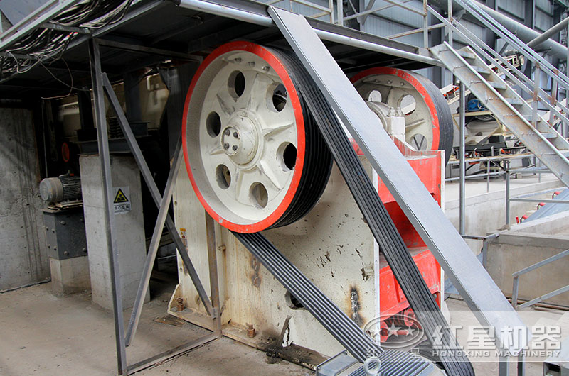 破碎生產(chǎn)現(xiàn)場(chǎng)實(shí)拍 破碎生產(chǎn)現(xiàn)場(chǎng)實(shí)拍