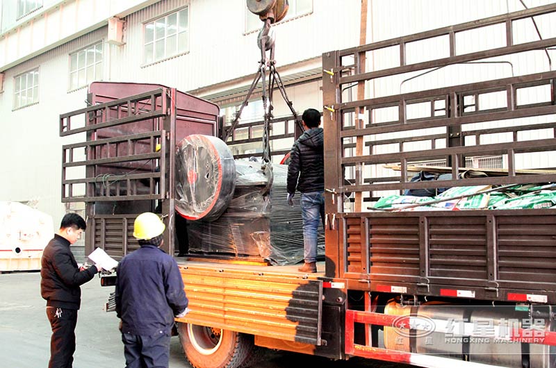 顎式粉碎機發(fā)貨現(xiàn)場 顎式粉碎機發(fā)貨現(xiàn)場