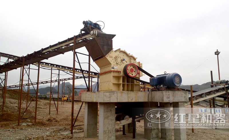 細(xì)碎制砂機(jī)現(xiàn)場 細(xì)碎制砂機(jī)現(xiàn)場