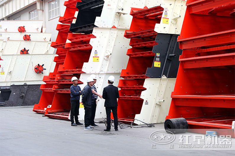用戶(hù)參觀紅星篩分機(jī)設(shè)備現(xiàn)場(chǎng) 用戶(hù)參觀紅星篩分機(jī)設(shè)備現(xiàn)場(chǎng)