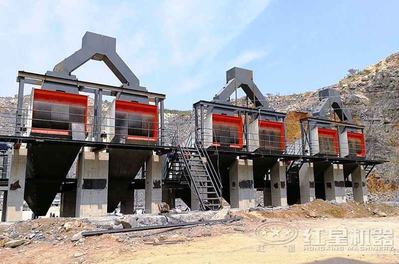 大型砂石廠篩分機(jī)安裝現(xiàn)場(chǎng) 大型砂石廠篩分機(jī)安裝現(xiàn)場(chǎng)