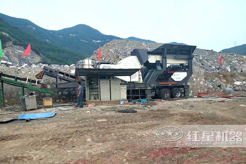 移動重錘式破碎機(jī)現(xiàn)場 移動重錘式破碎機(jī)現(xiàn)場