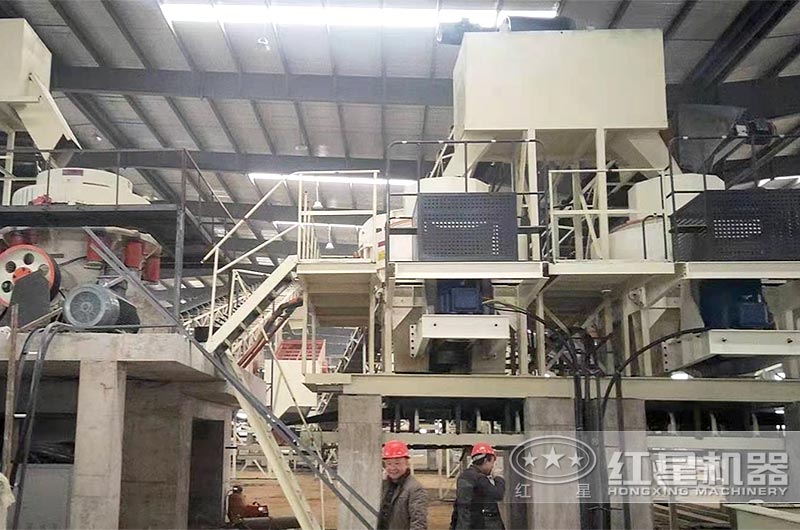 新建的大型打砂廠現(xiàn)場 新建的大型打砂廠現(xiàn)場