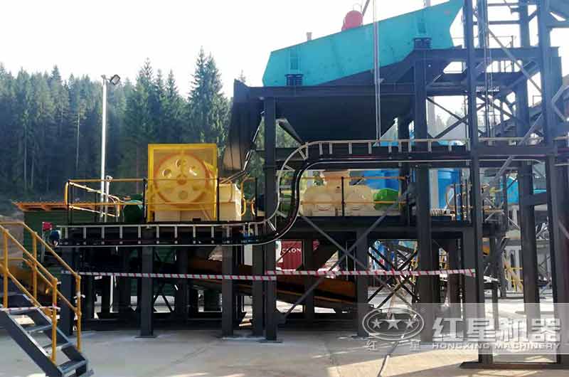 對(duì)輥式制砂機(jī)現(xiàn)場(chǎng) 對(duì)輥式制砂機(jī)現(xiàn)場(chǎng)