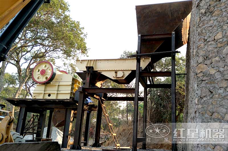 顎式破碎機現(xiàn)場 顎式破碎機現(xiàn)場