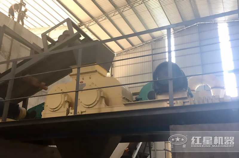 對輥破碎機(jī)生產(chǎn)現(xiàn)場