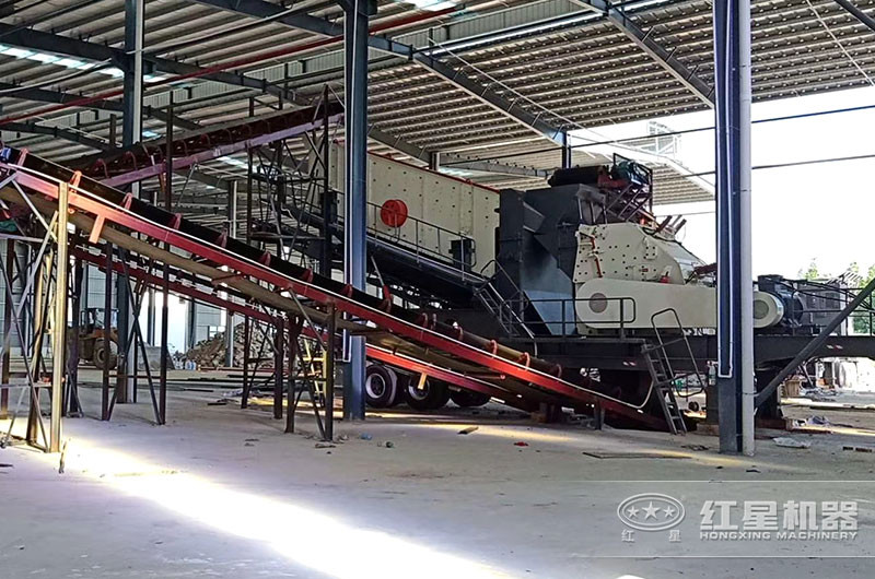 移動(dòng)式石頭破碎設(shè)備現(xiàn)場(chǎng) 移動(dòng)式石頭破碎設(shè)備現(xiàn)場(chǎng)