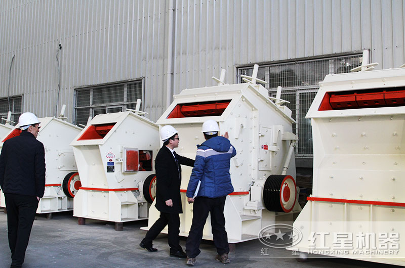參觀反擊破碎機設(shè)備車間現(xiàn)場 參觀反擊破碎機設(shè)備車間現(xiàn)場