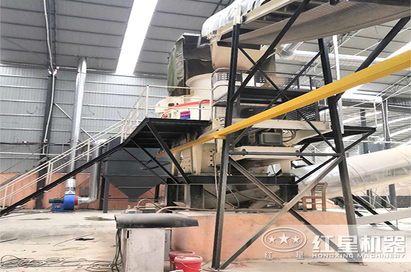 時(shí)產(chǎn)300噸石料的制砂機(jī)生產(chǎn)現(xiàn)場(chǎng)