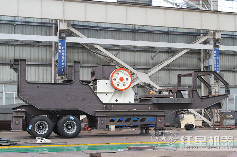 顎式移動(dòng)破碎機(jī)車間安裝現(xiàn)場(chǎng) 顎式移動(dòng)破碎機(jī)車間安裝現(xiàn)場(chǎng)