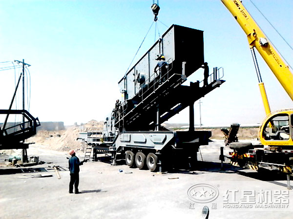 輪胎式移動(dòng)碎石機(jī)生產(chǎn)現(xiàn)場(chǎng) 輪胎式移動(dòng)碎石機(jī)生產(chǎn)現(xiàn)場(chǎng)