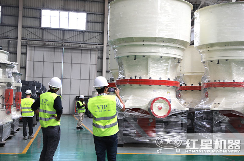 用戶參觀圓錐式破碎制砂機(jī)車間現(xiàn)場(chǎng)