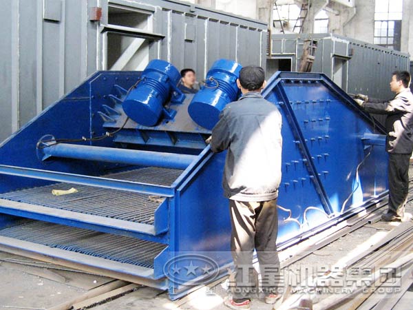 直線振動篩設(shè)備安裝現(xiàn)場 直線振動篩設(shè)備安裝現(xiàn)場