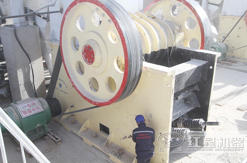 石墨塊鄂式破碎機(jī)750X250現(xiàn)場 石墨塊鄂式破碎機(jī)750X250現(xiàn)場