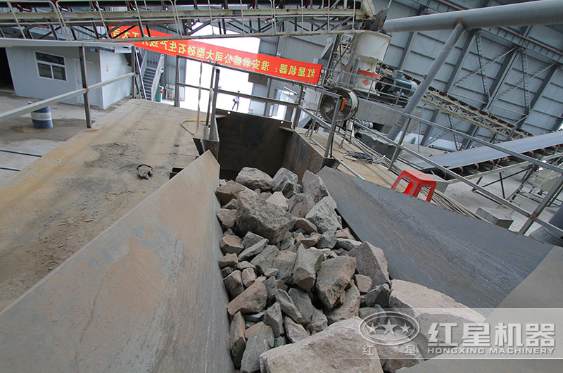 花崗巖破碎制砂現(xiàn)場(chǎng) 花崗巖破碎制砂現(xiàn)場(chǎng)