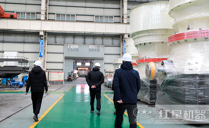 客戶到廠考察巖石破碎機(jī) 客戶到廠考察巖石破碎機(jī)