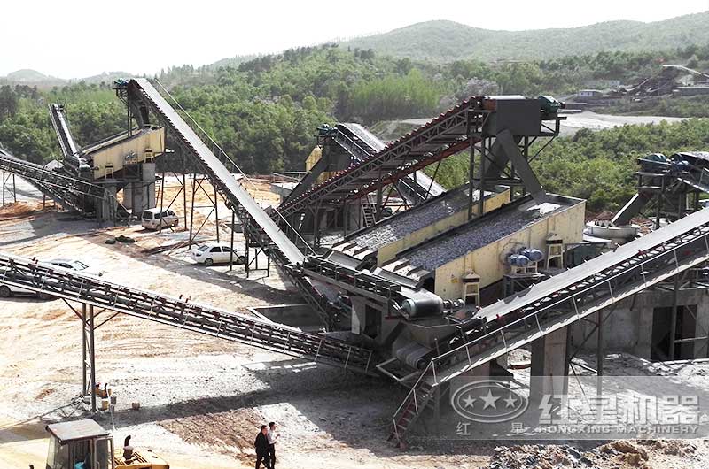 時(shí)產(chǎn)2000噸以上的石灰石碎石生產(chǎn)線現(xiàn)場(chǎng) 時(shí)產(chǎn)2000噸以上的石灰石碎石生產(chǎn)線現(xiàn)場(chǎng)