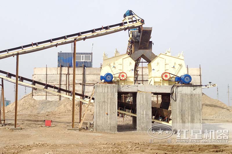 1210反擊式破碎機(jī)作業(yè)現(xiàn)場 1210反擊式破碎機(jī)作業(yè)現(xiàn)場